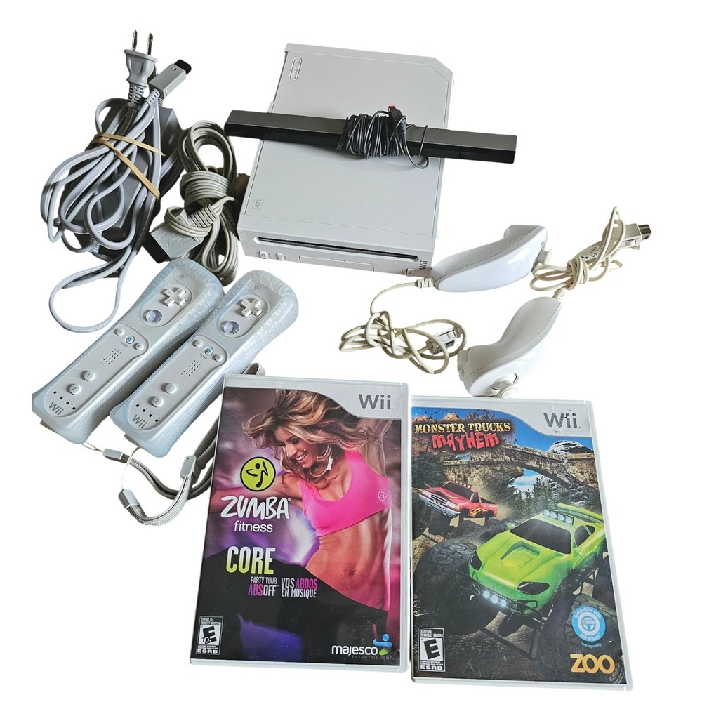 Nintendo Wii RVL-001 Console Bundle White GameCube Compatible 2 Remotes 2 Games